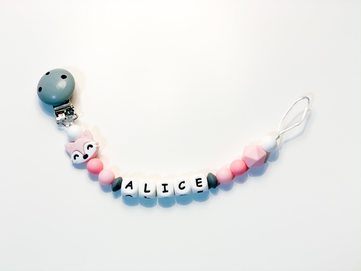 Social Prende-Chupetas com letras para menina 