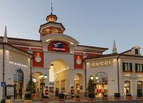 Places Outlet Serravalle parcheggio