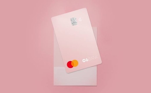 Banco on-line que personaliza cartão