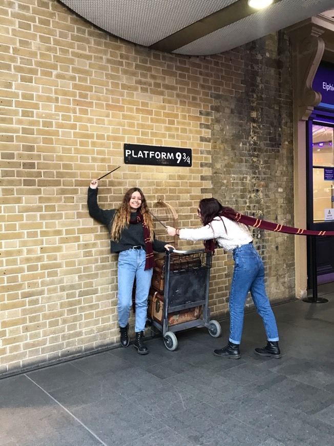 Lugar The Harry Potter Shop at Platform 9¾