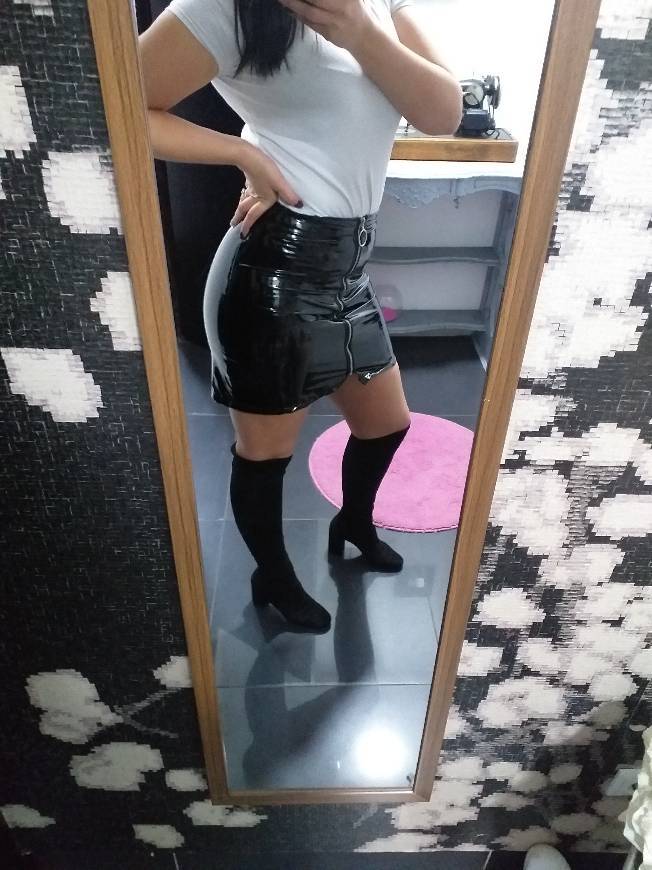 Conjunto disponível saia em verniz +tshirt basica