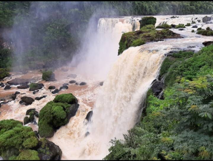 Place Saltos del Monday