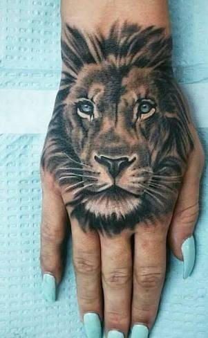 Tattoo de leão na mão