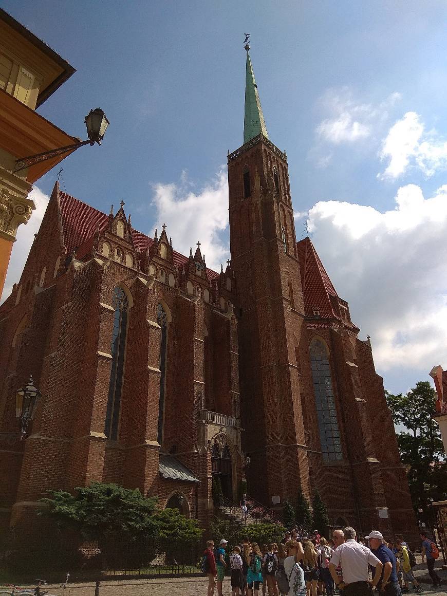 Place Collegiate Church of the Holy Cross and St. Bartholomew