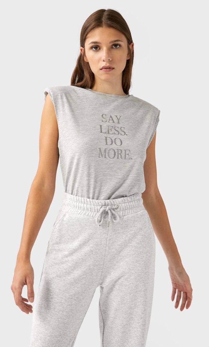 Social Top com ombreiras e estampado