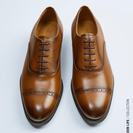 Embossed leather shoes 