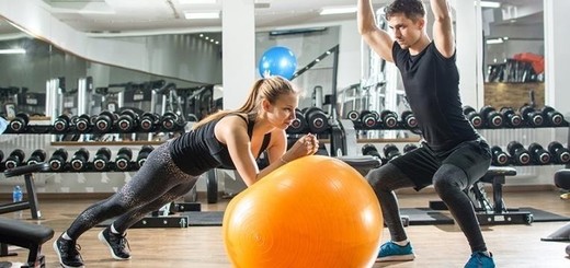 Rollout na fitball para abdominal 