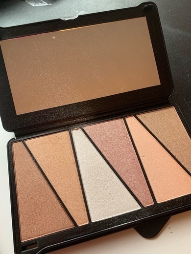Social Makeup Revolution Shook Highlighter Palette at BEAUTY BAY