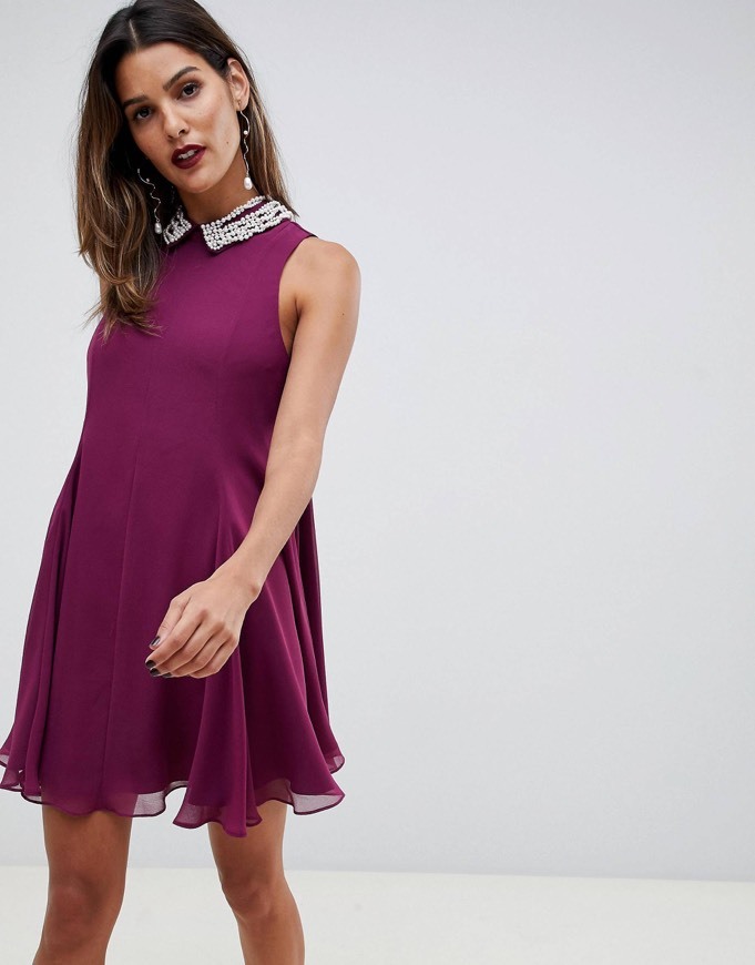 Mini vestido con vuelo y perlas en el cuello