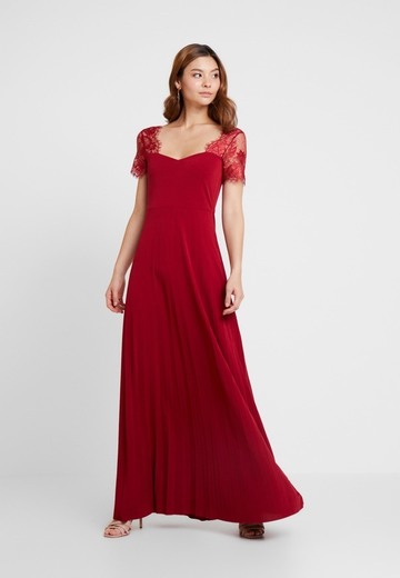 Vestido largo rojo con detalle de encaje