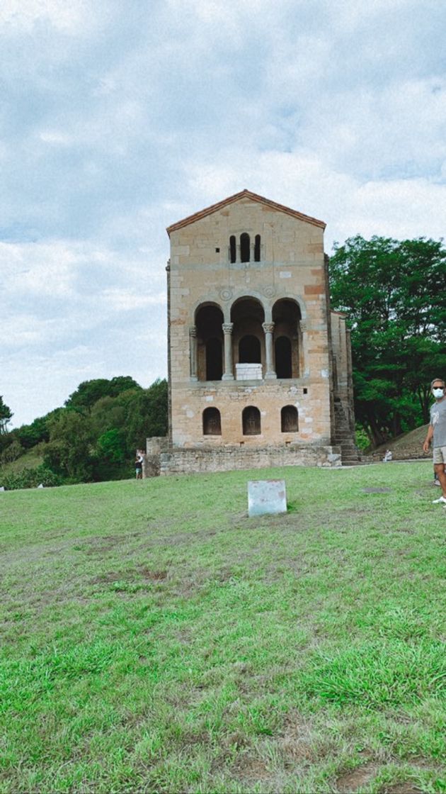 Lugar Santa María del Naranco. Prerrománico Asturiano