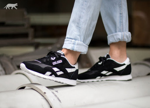 Moda Reebok Classic nylon trainers in black and white