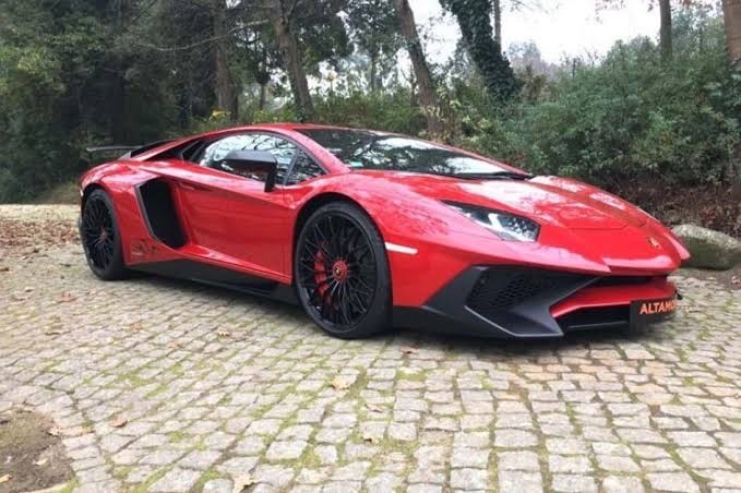 Social Lamborghini Aventador