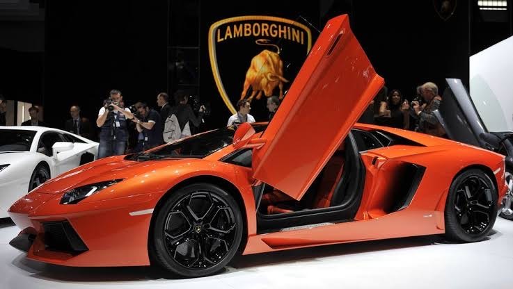 Social Lamborghini Aventador LP700-4