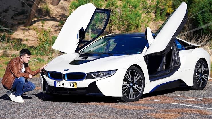 Social BMW I8
