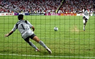 Social Ricardo defende penalti sem luvas 