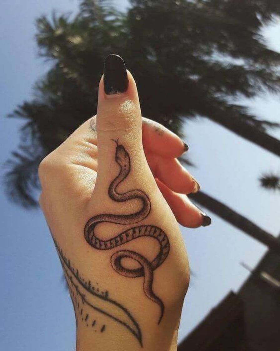 Fashion Tatuagem de cobra na mão ✨