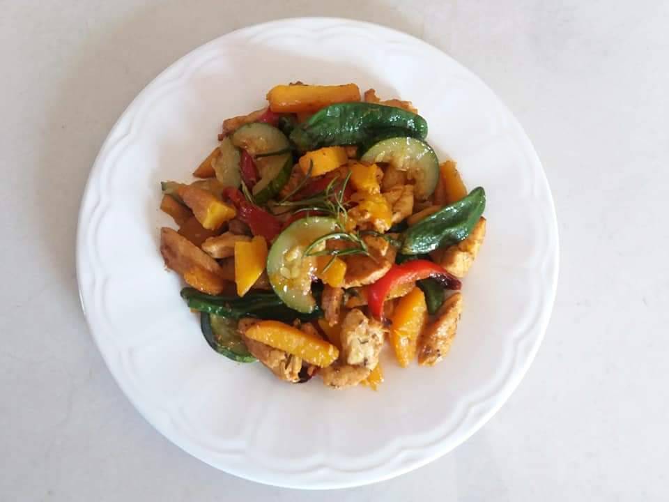Social Peito de frango com legumes
