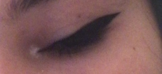 Eyeliner preto de ponta fina