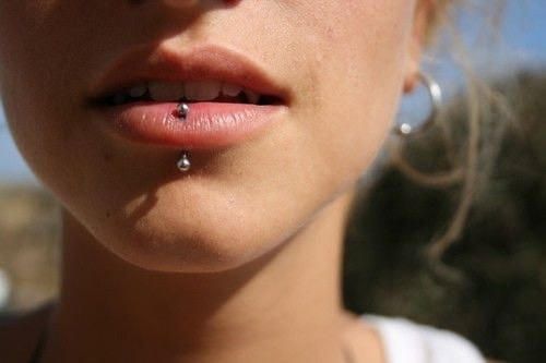 Piercing no lábio 