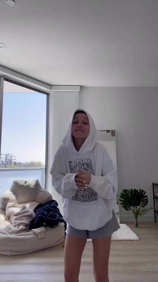 Fashion emma chamberlain (@emmachamberlain) Official | TikTok