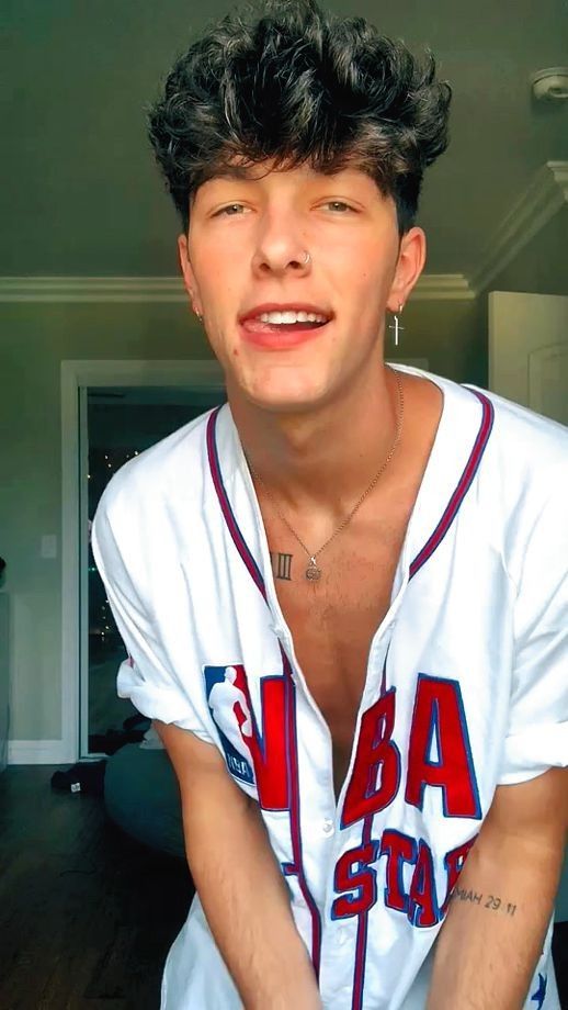 Moda Tayler Holder (@itstaylerholder) Official | TikTok