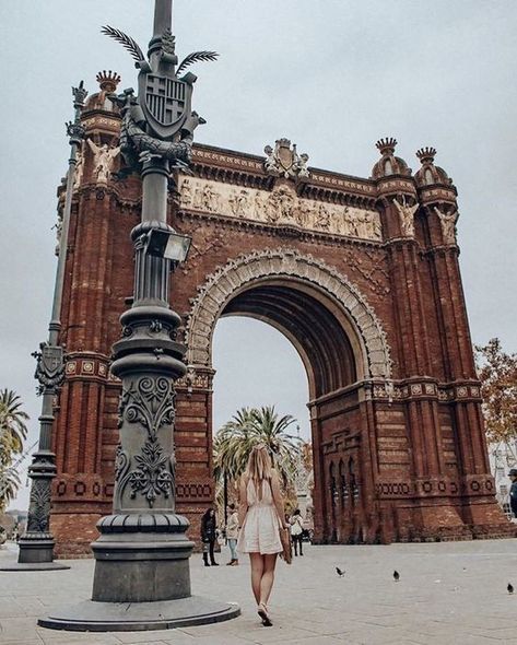 Place Arc de Triomf