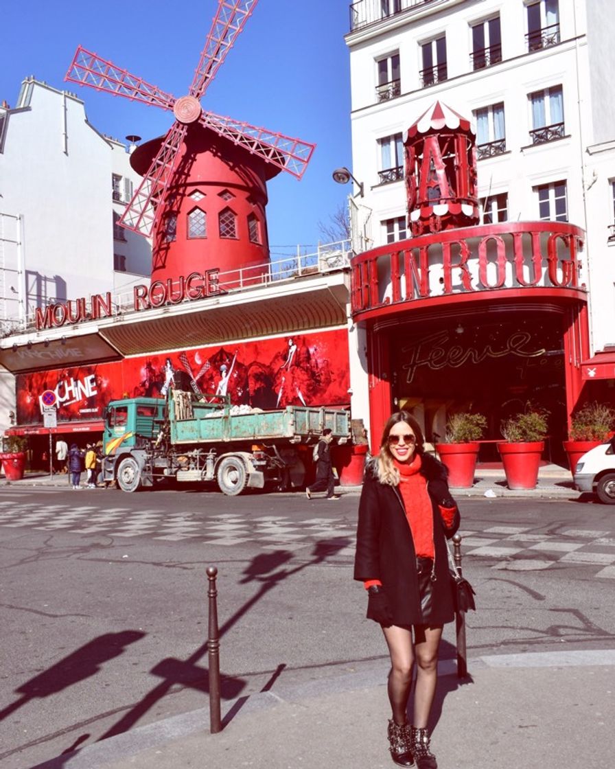 Place Moulin Rouge