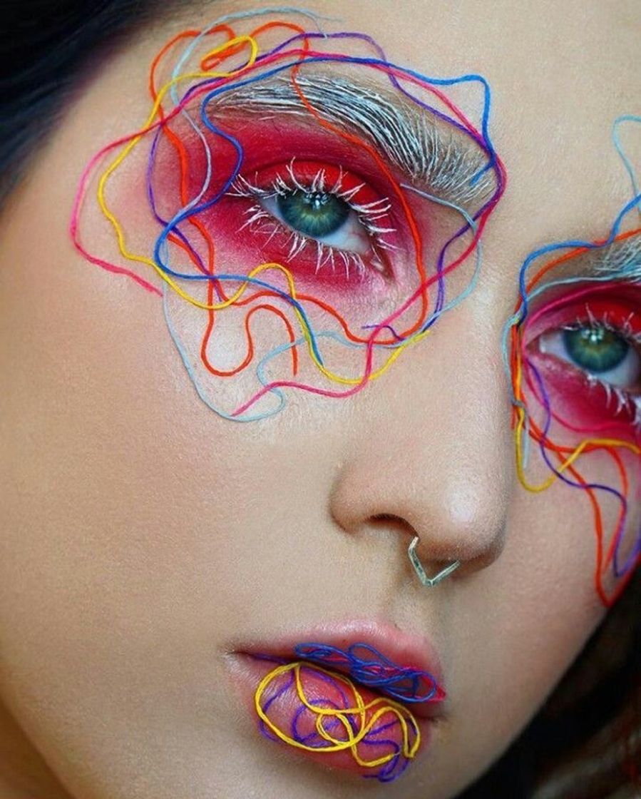 maquiagem colorida com linha 