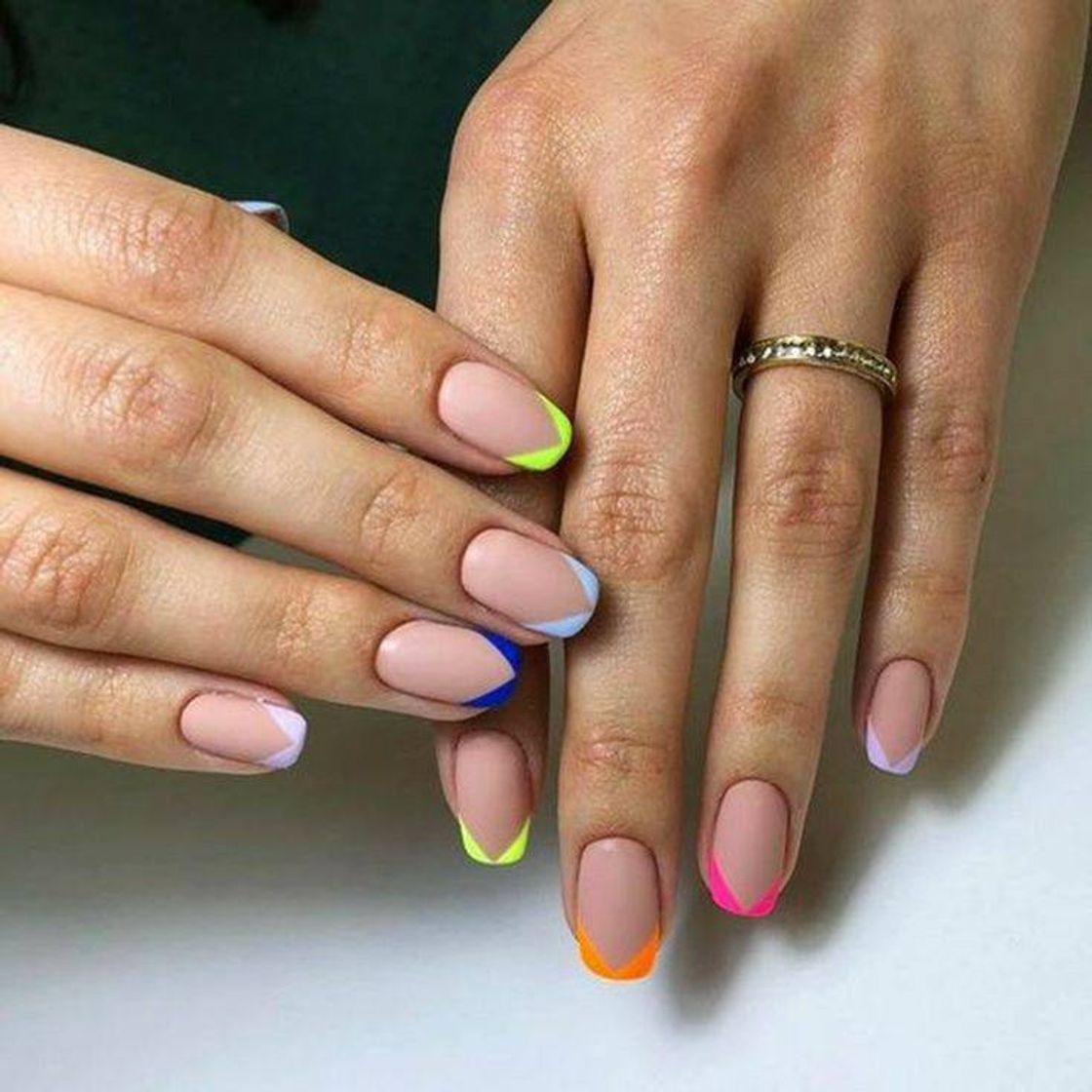 Moda Tendência de unhas: francesa colorida