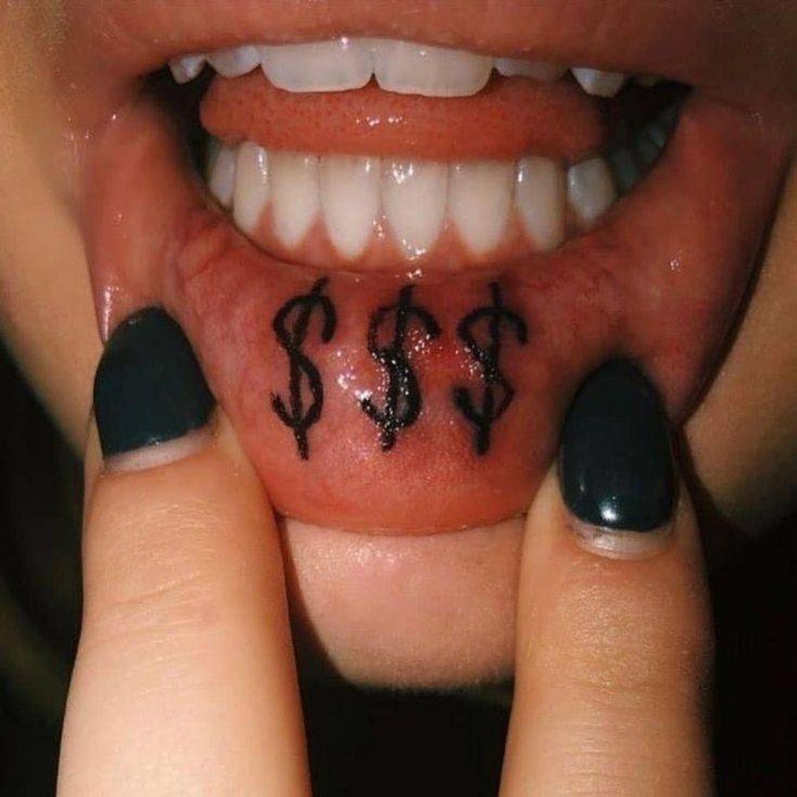 Moda tattooed mouth