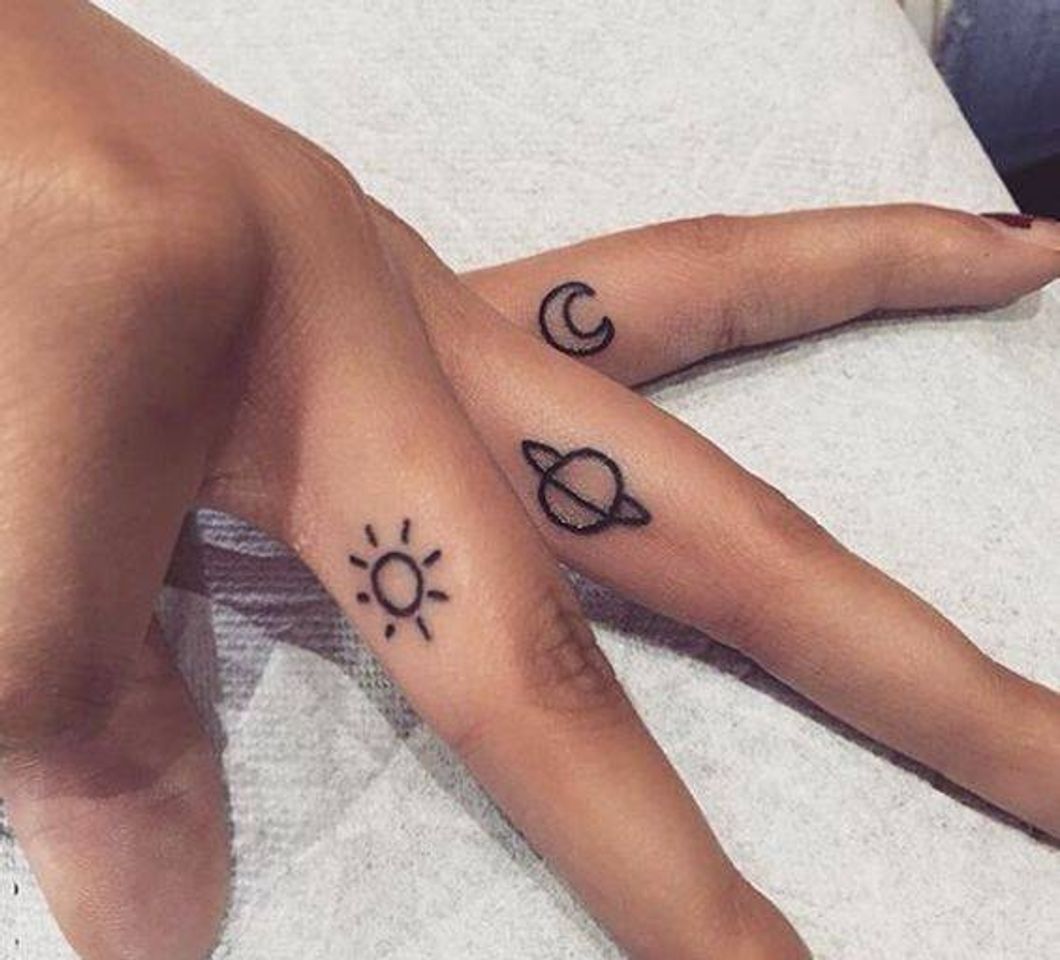 Fashion Tatuagem minimalista.