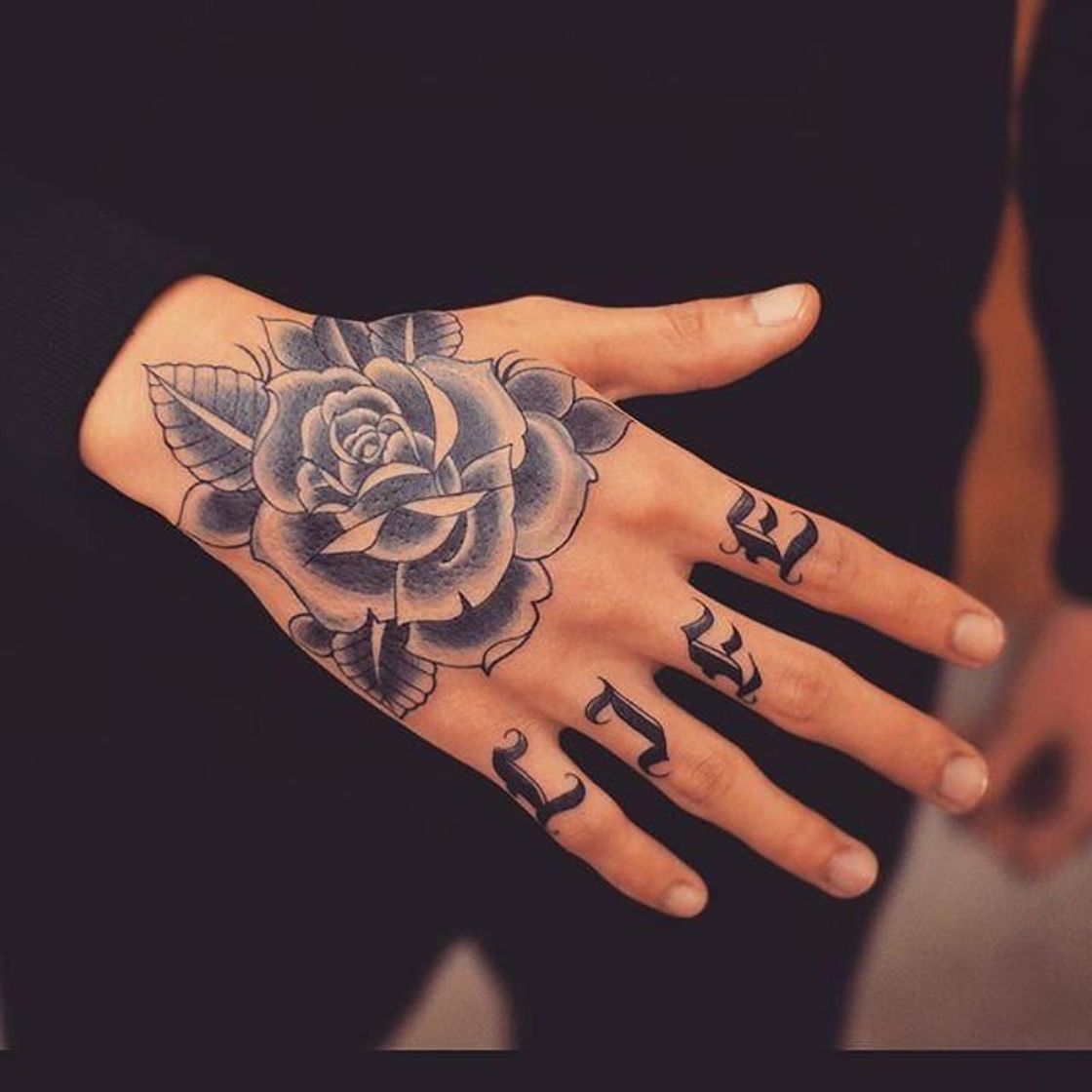 Social Tatuagem na mão 