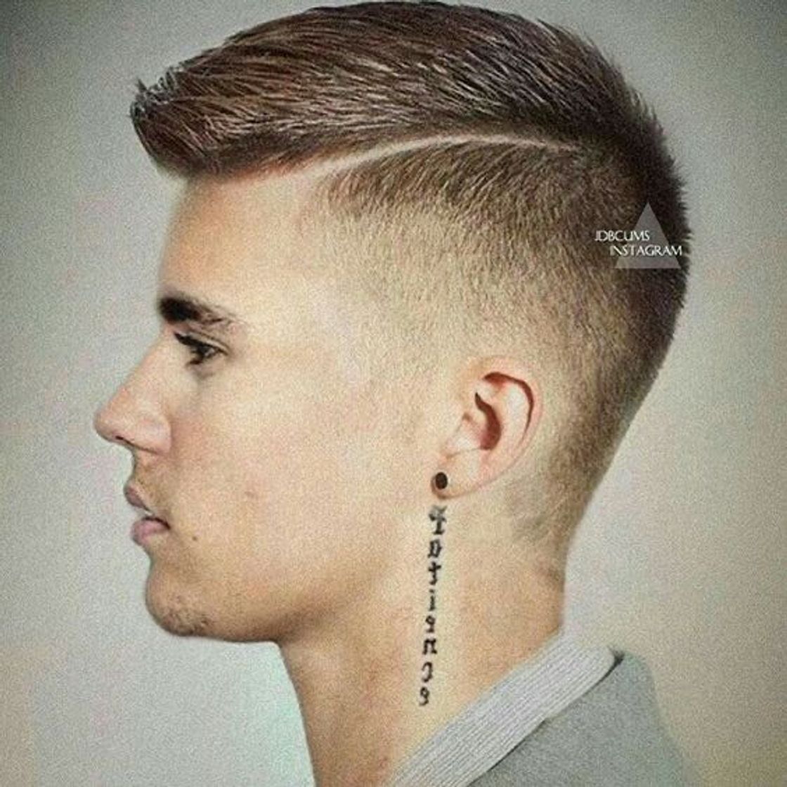 Social Tatuagem no pescoço