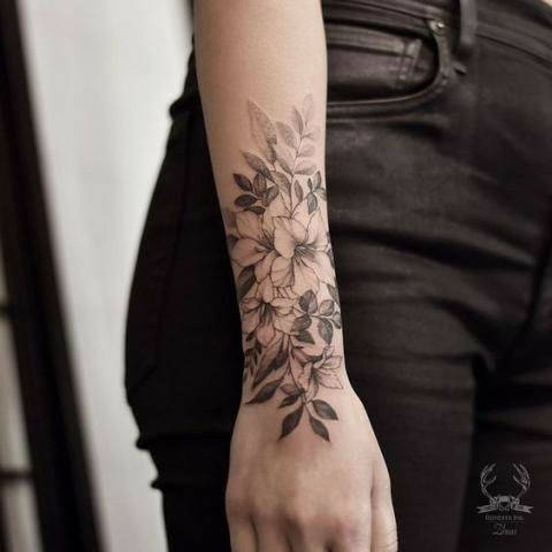 Moda Fist floral tattoo