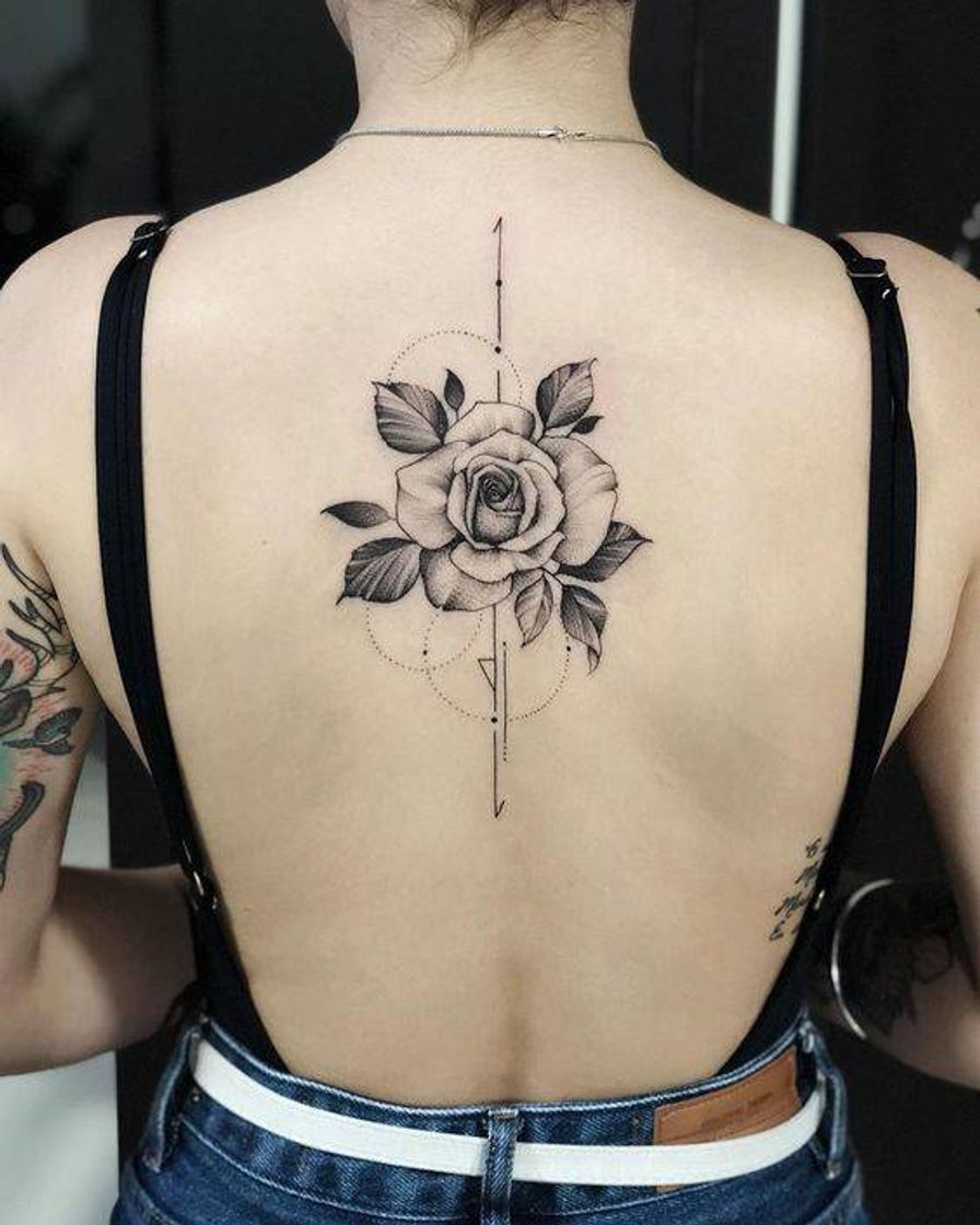 Moda tatuagem flor costas