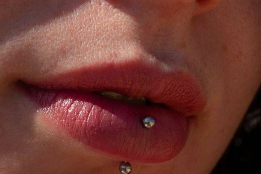 piercing na boca/vertical labret 