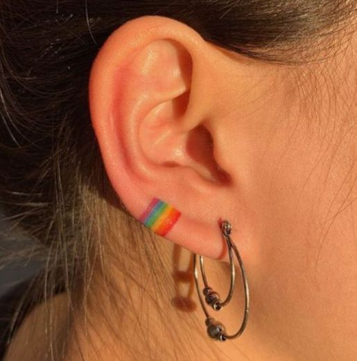 Tatuagem na orelha 