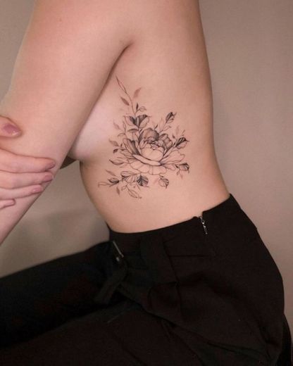 Tatuagem flores na costela 