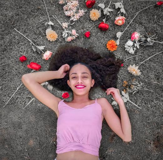 Edição de foto com cabelo na grama com flores, mas sem flore