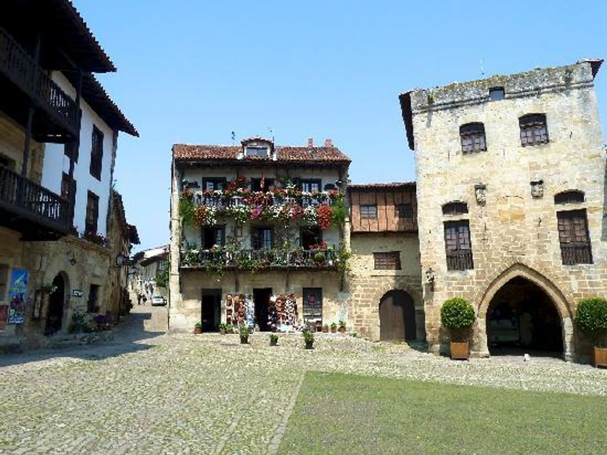 Lugar Plaza Mayor de Santillana del Mar