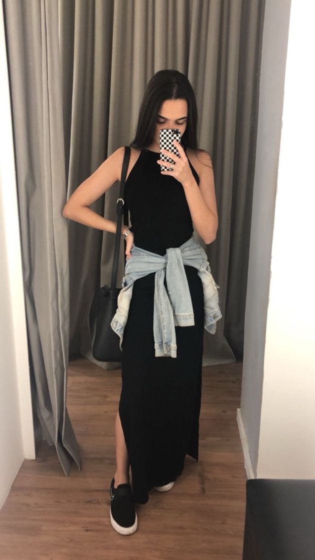 Fashion vestido midi com tênis e jaqueta 