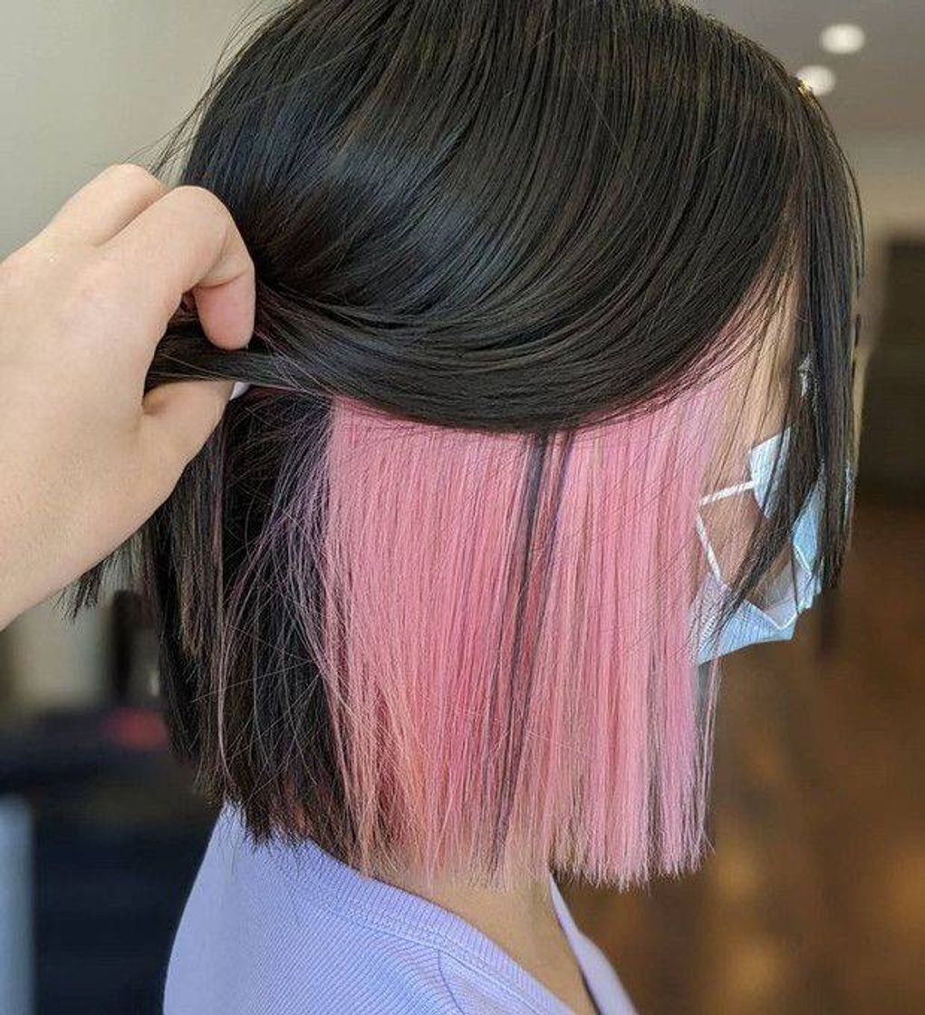 Moda cabelo com mechas rosa na nuca 