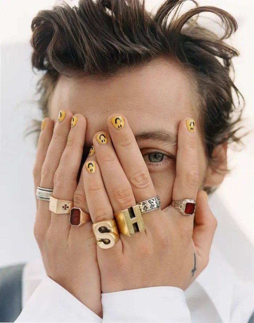 Moda Harry Styles smile nail