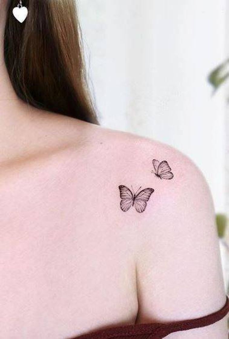 Fashion Tatuagem delicada de uma linda borboleta 🦋