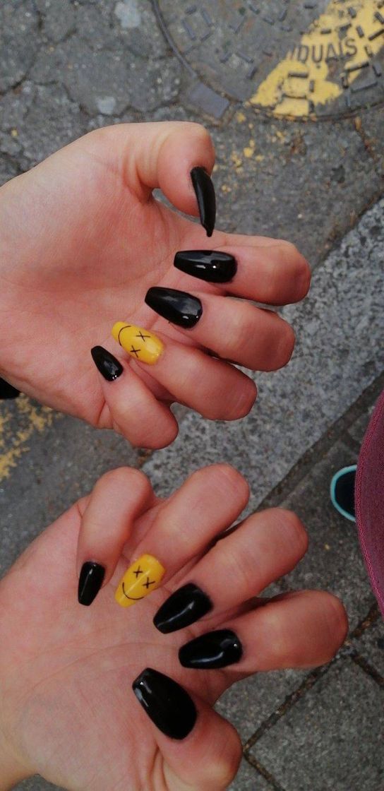 Moda Unhas preta e amarela