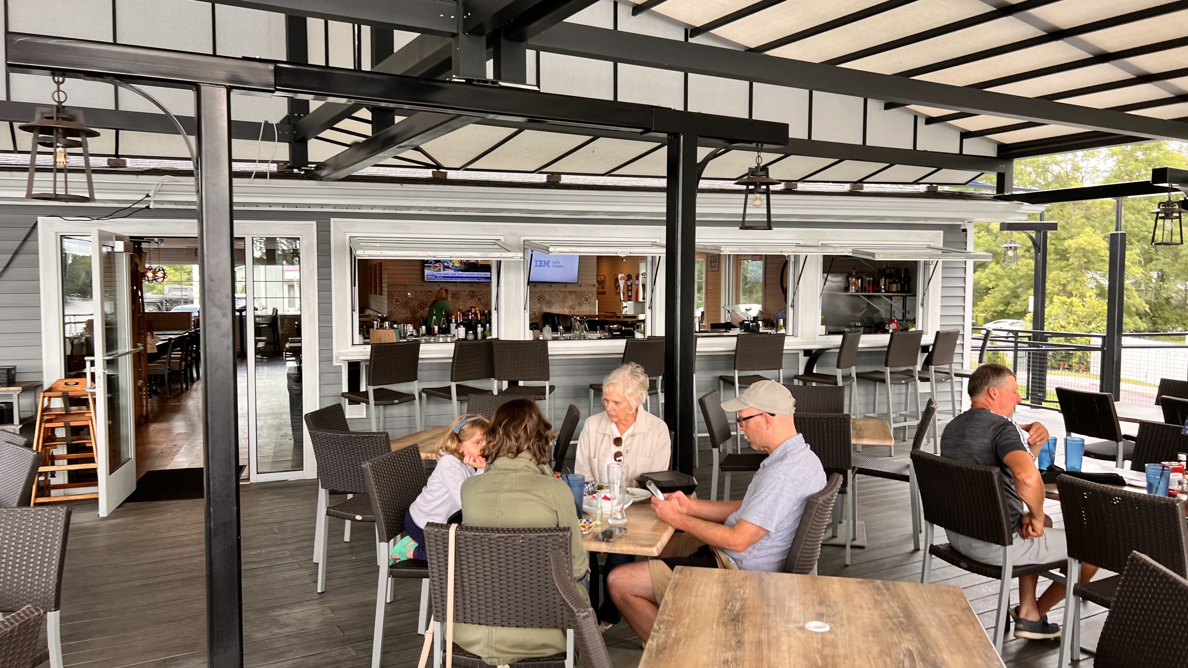 Restaurantes Lake House Grill & Bar