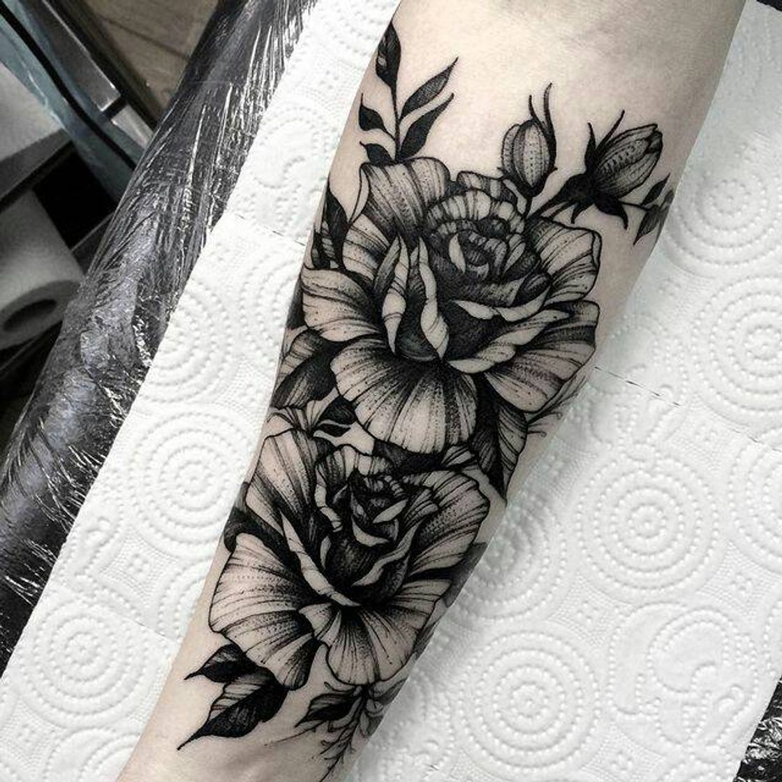 Moda Tatuagem rosa blackwork no ante braço