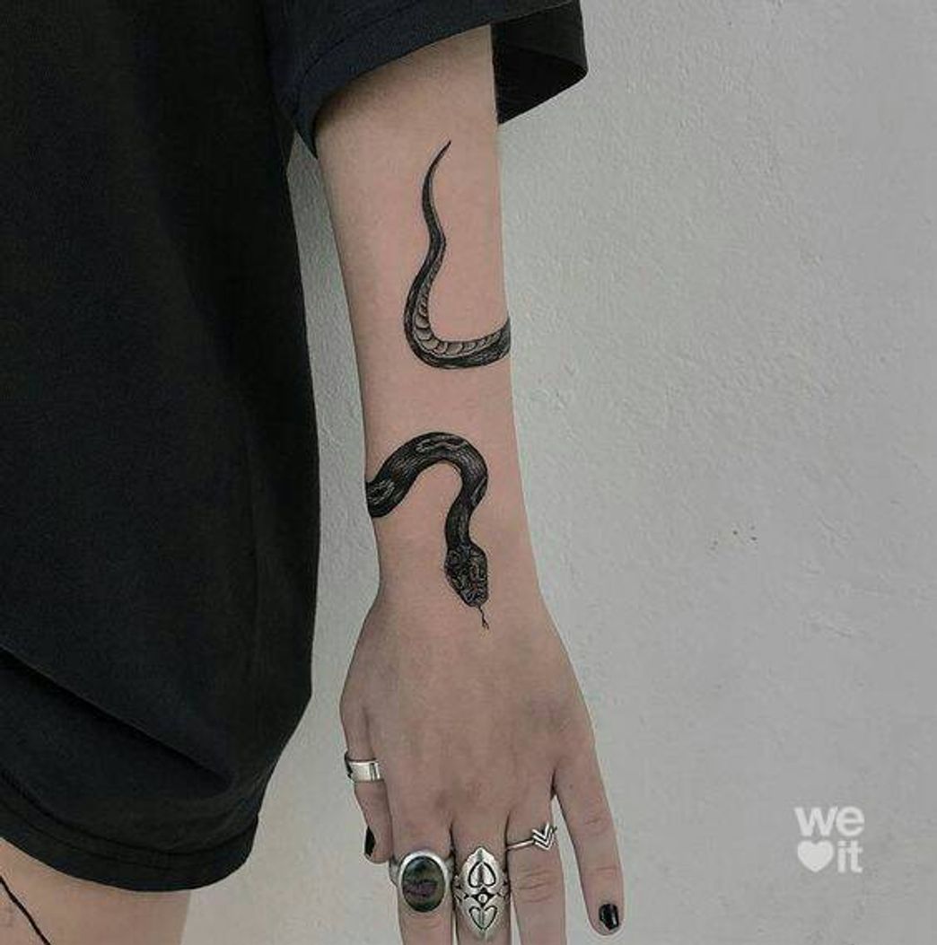 Fashion Tatuagem cobra aesthetic no braço feminina