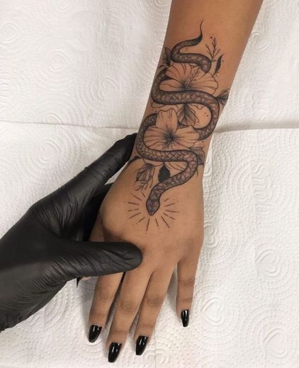 Tattoo - Cobra com Flores no braço/mão 